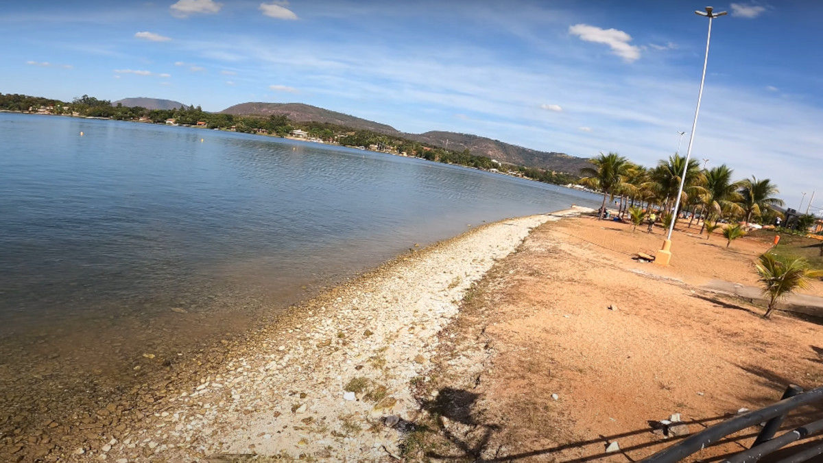 Rifaina: Com uma praia de 1,5 km formada pela represa do Rio Grande, Rifaina é ideal para esportes náuticos como jet ski, mergulho e passeios de lancha. Quiosques e píeres ao longo da margem tornam o local perfeito para relaxar e aproveitar o final de semana. (Fotos: Reprodução/Youtube)