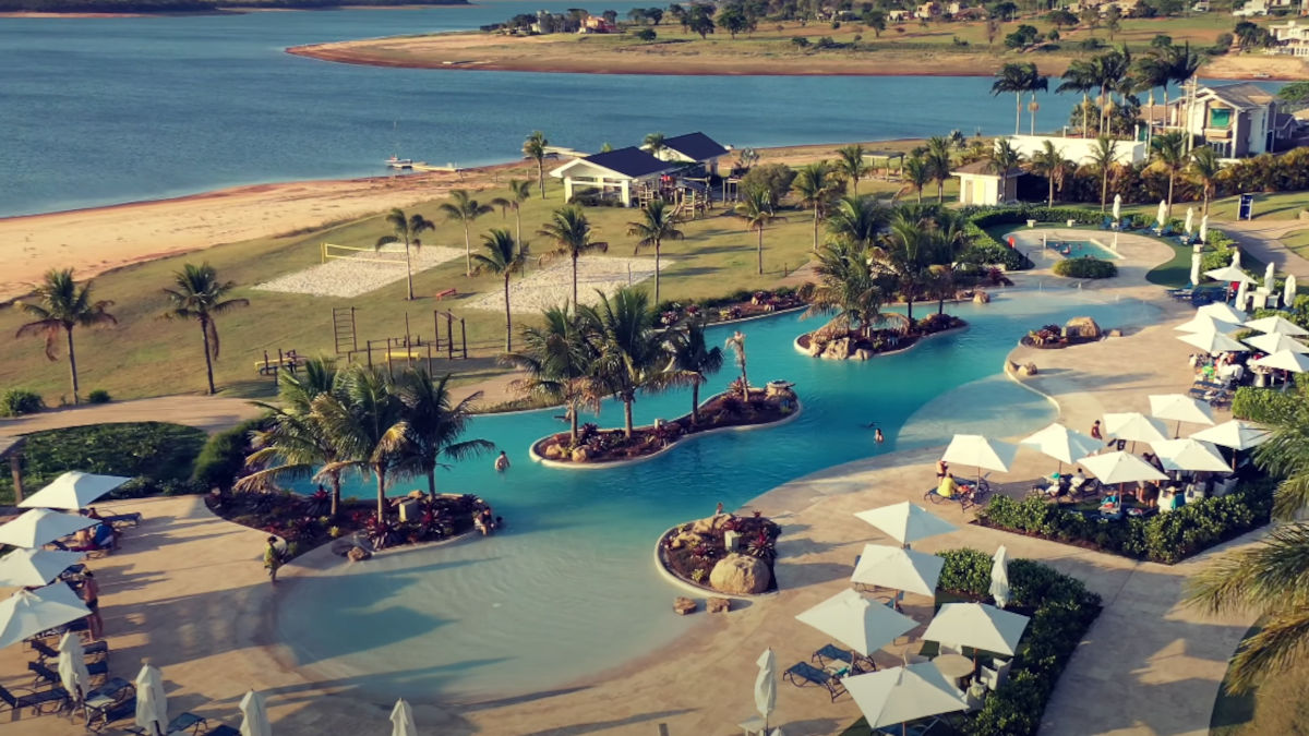 Paranapanema: Banhada pela represa de Jurumirim, Paranapanema é famosa pelas praias dos Holandeses, Branca e Ilha do Sol. Com origem no rio Paranapanema, o local atrai visitantes com suas águas tranquilas e paisagens deslumbrantes. Na foto, a Riviera de Santa Cristina.