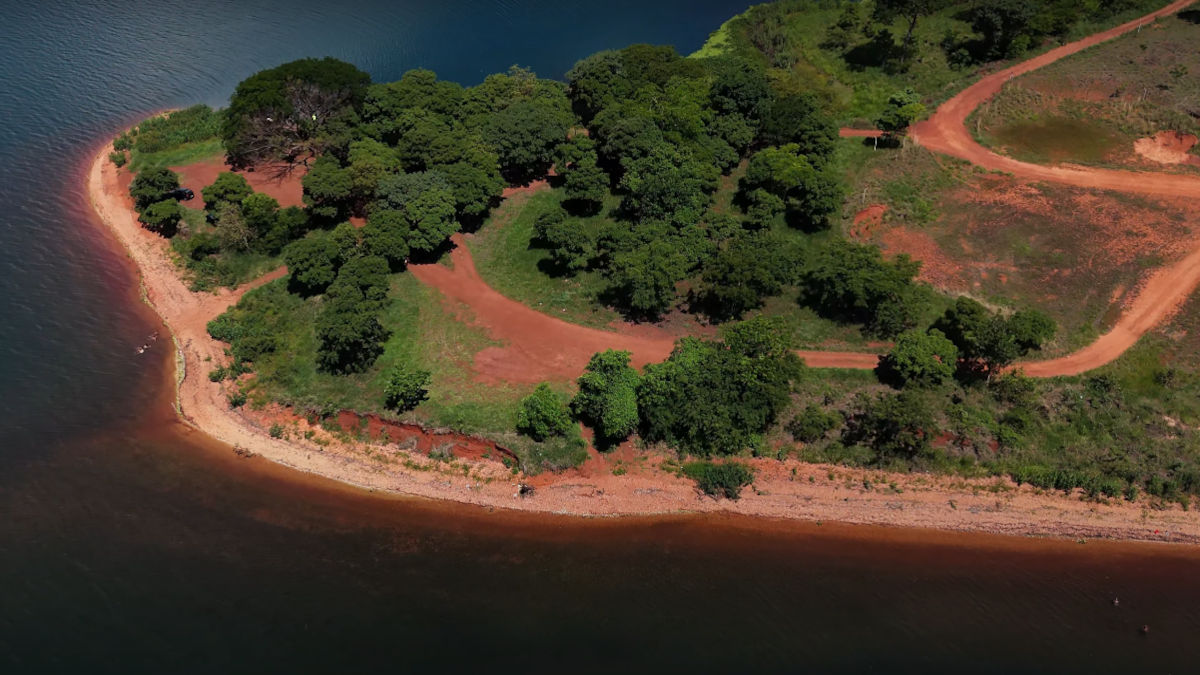 Rubinéia: Banhada pelo rio Paraná, Rubinéia oferece praias com nomes encantadores como do Sol e da Esmeralda, ideais para esportes náuticos e pesca. A cidade também se destaca pela sua gastronomia à base de peixes e pela Ponte Rodoferroviária.