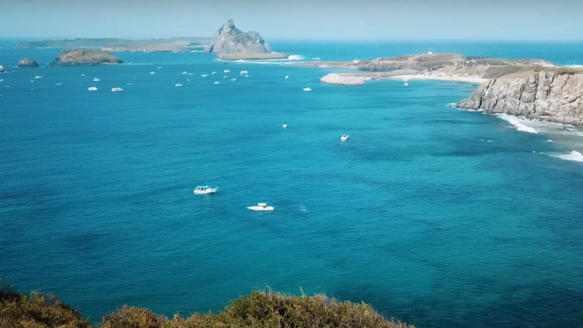 Visitar a Praia do Sancho é como encontrar um pedaço do paraíso. Não é à toa que ela foi eleita tantas vezes a mais bela do mundo. (Fotos: Reprodução/Youtube/@Viagens Cine)