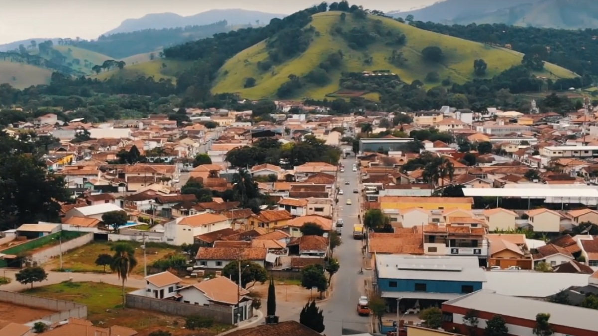 A cidade também oferece um mergulho na culinária típica paulista. Pratos e costumes rurais do século XX encantam os visitantes.