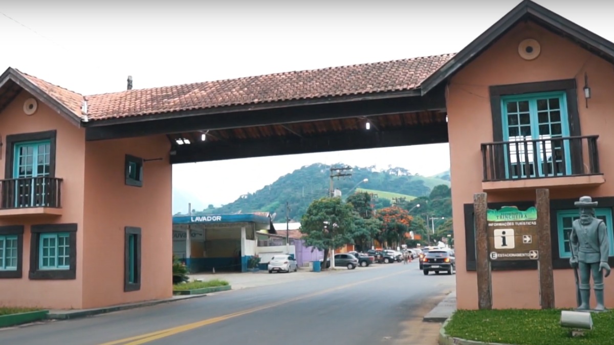 O Monumento Natural Pedra do Baú abrange 3,1 mil hectares. Ali, turistas podem praticar voo livre, rapel e observação de aves.