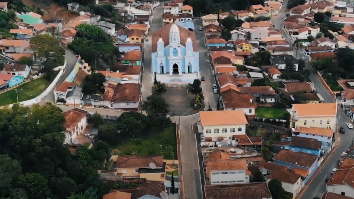 A trilha até a Pedra do Baú é um desafio com 4 km de subidas e 600 degraus. O esforço é recompensado pela vista incrível no topo.