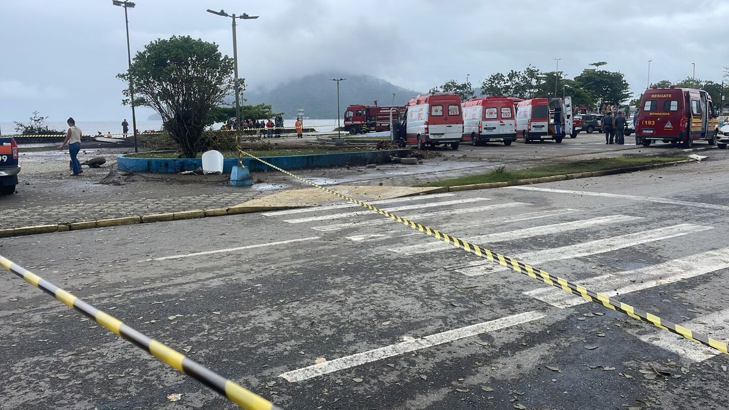 Viaturas do Serviço de Atendimento Móvel de Urgência (Samu) e do Corpo de Bombeiros transportam os feridos e pelo menos 12 bombeiros atuam na ocorrência. Foto: Marisol Hoffmann
