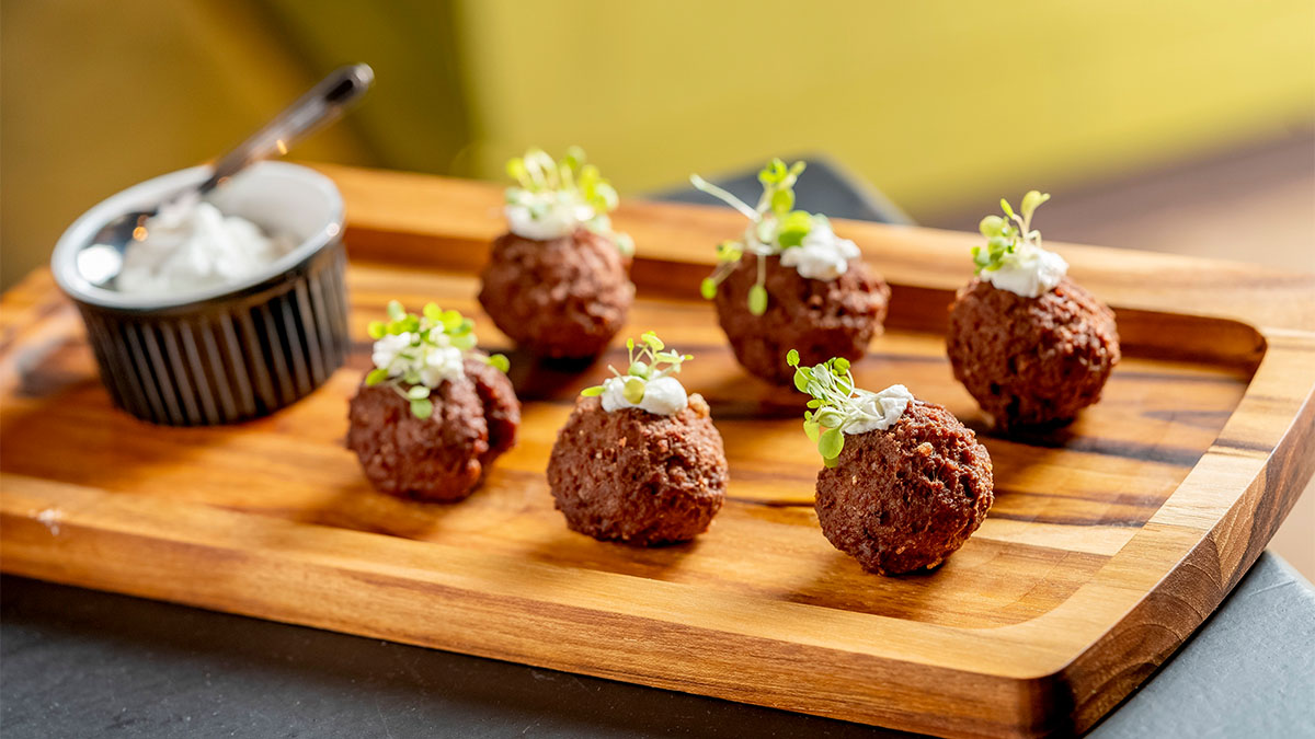 O Vinho no Boteco tem a proposta de popularizar o vinho. As porpetas recheadas com queijo e acompanhadas de aioli são opções para acompanhar a bebida - Foto: Tadeu Brunelli/Divulgação Vinho no Boteco