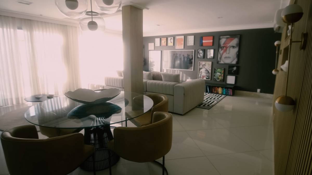 O sofá de veludo verde na sala foi inspirado no de Rafa Kallimann.