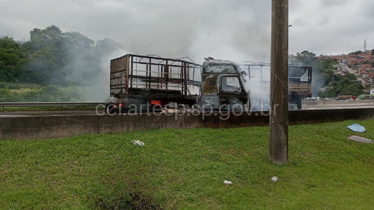 Carreta após incêndio em Embu das Artes; não há informações de vítimas.