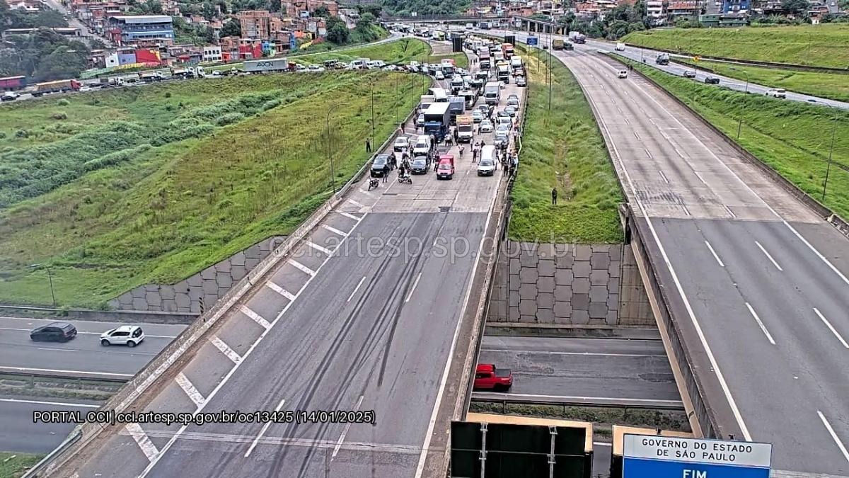 Congestionamento na tarde desta terça-feira (14/1) no Rodoanel, na altura de Embu das Artes.