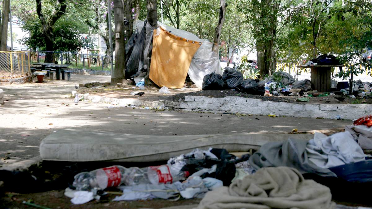 Moradores e comerciantes denunciam a falta de zeladoria do local na zona sul de São Paulo.