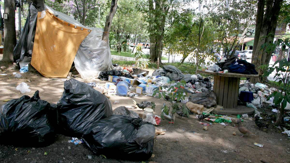 Reportagem da Gazeta esteve na praça fica que fica às margens da movimentada Estrada do Campo Limpo, na altura do número 4.965. Fotos: Thiago Neme/Gazeta de S.Paulo