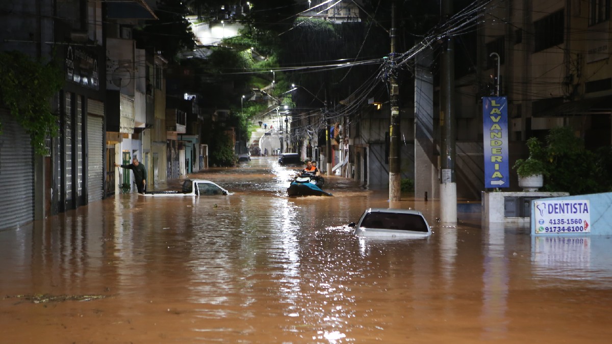 Rios transbordaram, ônibus e veículos ficaram submersos, pessoas presas dentro de seus carros e muros desabaram na região. Divulgação/Ricardo Vaz/PMTS