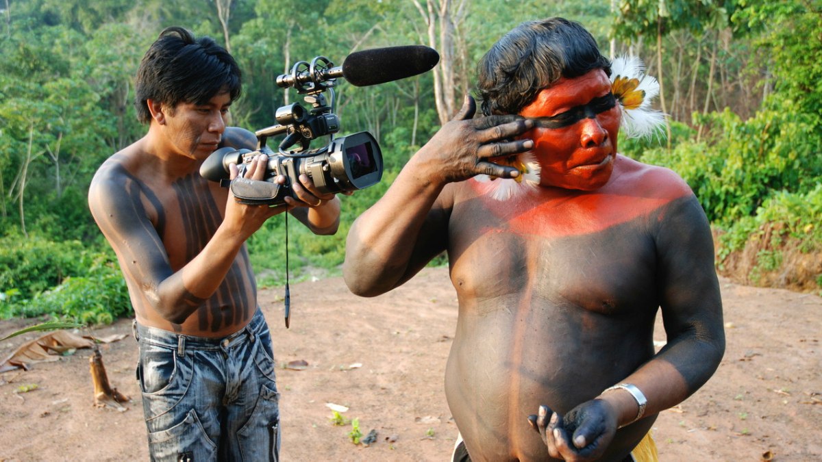 Imagem mostra a produção de um dos documentários do projeto Vídeo nas Aldeias, exibido no MASP em junho. /Foto: Divulgação/MASP
