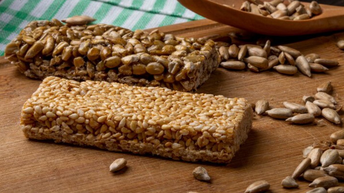 Barras de cereal Vendidas como alternativas saudáveis, muitas barras de cereal contêm até 15 gramas de açúcar em uma unidade. Opte por versões com menos açúcar e mais fibras.