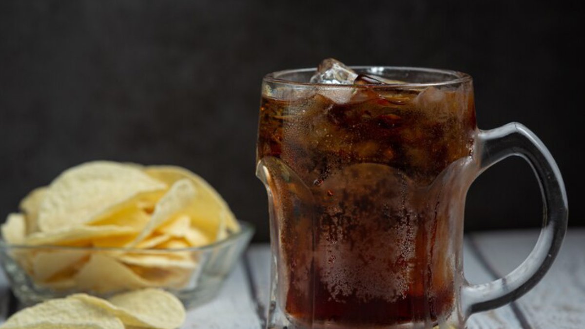 Refrigerantes Uma única lata de 350 ml pode conter até 39 gramas de açúcar, o equivalente a 10 colheres de chá. O consumo frequente contribui para o ganho de peso e doenças metabólicas.