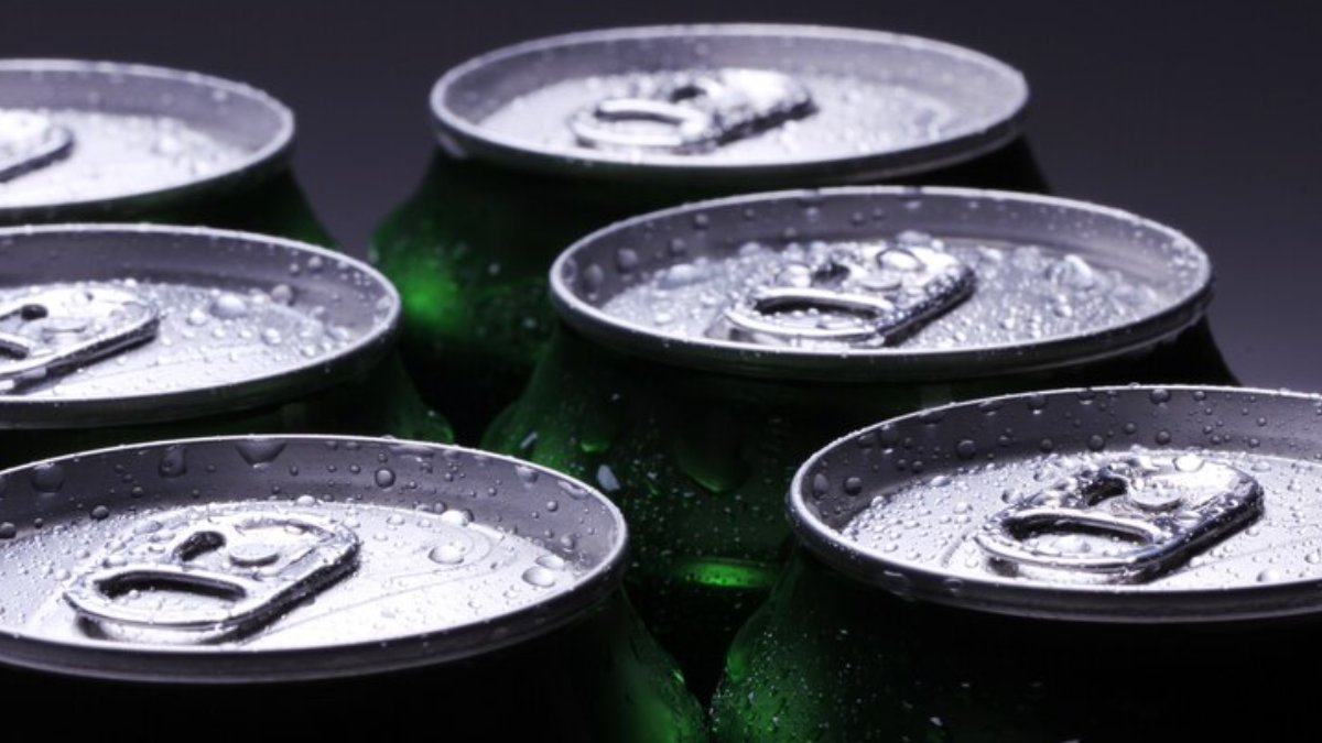 Bebidas energéticas Com até 27 gramas de açúcar por lata, essas bebidas podem gerar picos de energia seguidos de queda abrupta, além de conter altas doses de cafeína.