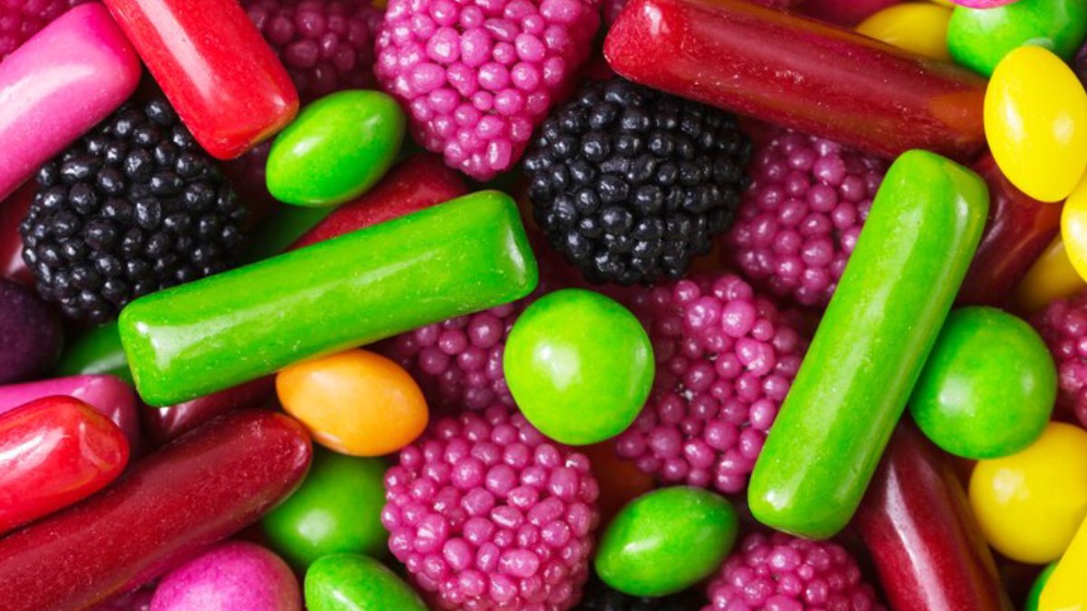 Doces e balas Pequenos no tamanho, mas enormes na quantidade de açúcar: 100 gramas podem conter até 70 gramas do ingrediente, favorecendo cáries e problemas metabólicos.
