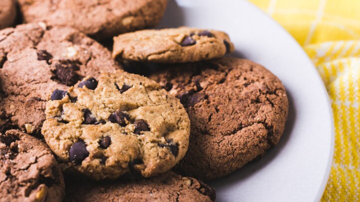 Biscoitos e bolachas Apesar de irresistíveis, biscoitos recheados podem ter até 6 gramas de açúcar por unidade, aumentando o risco de sobrepeso e alterações no metabolismo.