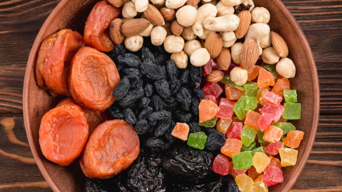 Frutas secas Apesar de naturais, frutas secas como uvas-passas podem conter até 59 gramas de açúcar por 100 gramas. Moderação é essencial para evitar excessos.