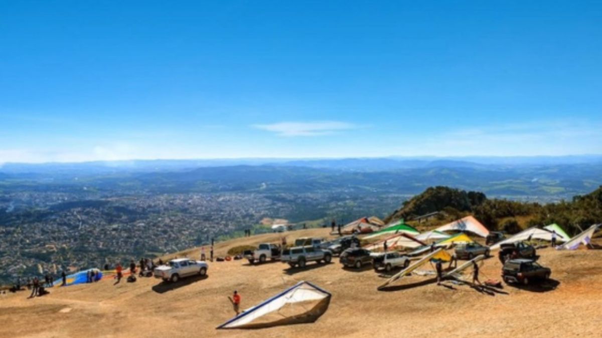 A Pedra Grande é um dos pontos turísticos mais famosos de Atibaia, oferecendo uma vista espetacular da Serra da Mantiqueira. A cidade é ideal para ecoturismo e contato com a natureza. (Foto: Reprodução/Youtube)