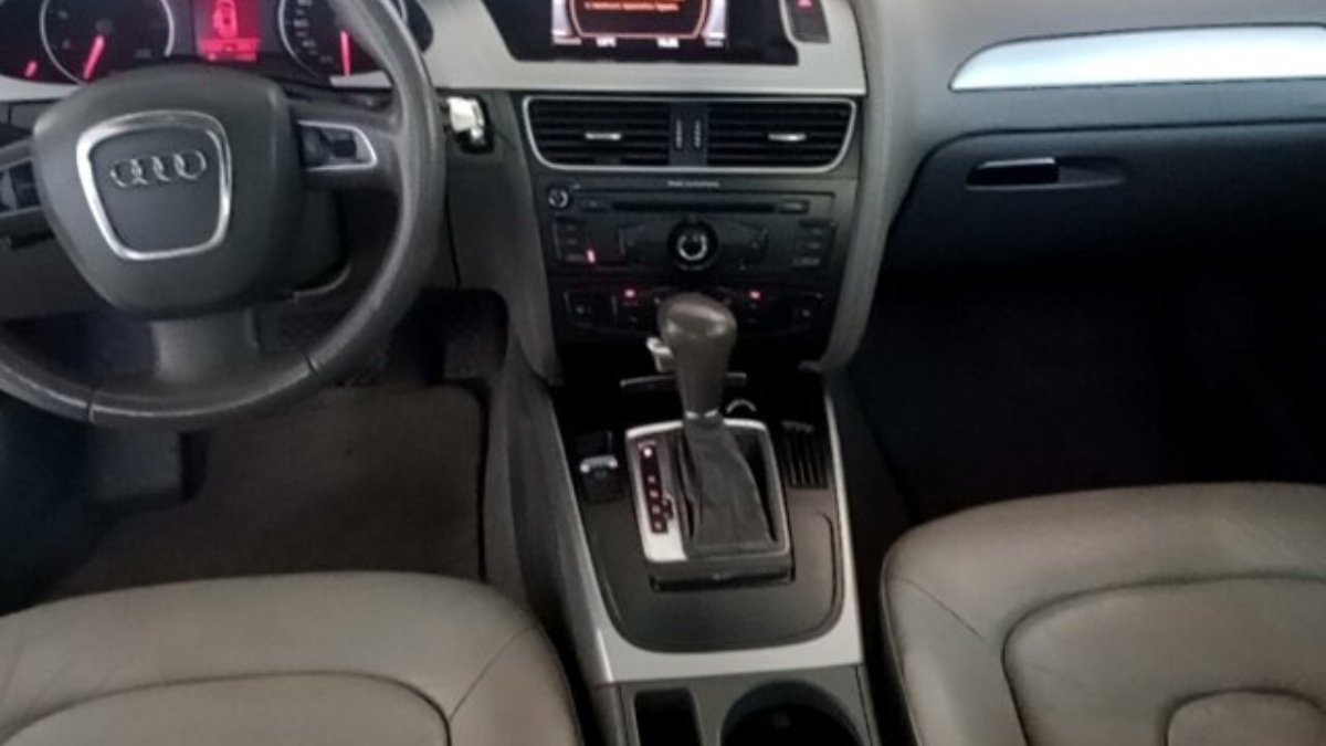 Carro possui câmbio automático, rádio e bancos de couro. /Foto: Divulgação
