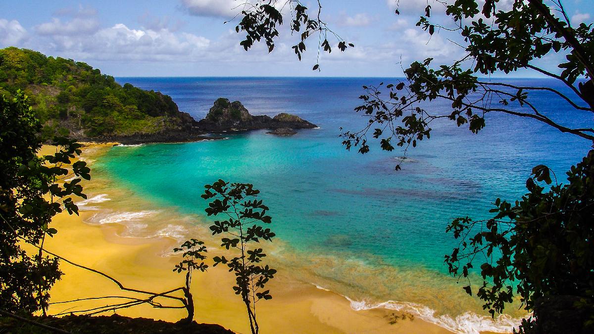 Com uma paisagem deslumbrante, a Baía do Sancho é descrita pelo Tripadvisor como uma "praia remota e belíssima, acessível apenas por uma escadaria entre falésias ou por barco". Foto: Wikimedia Commons