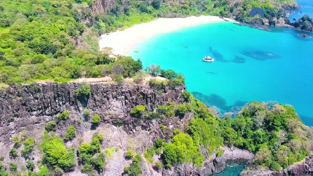 Esse reconhecimento internacional não é novidade para a Baía do Sancho, que já ocupou o primeiro lugar no ranking do Tripadvisor em diferentes anos: 2014, 2015, 2016, 2019, 2020, 2023 e, agora, em 2024. Foto: Wikimedia Commons