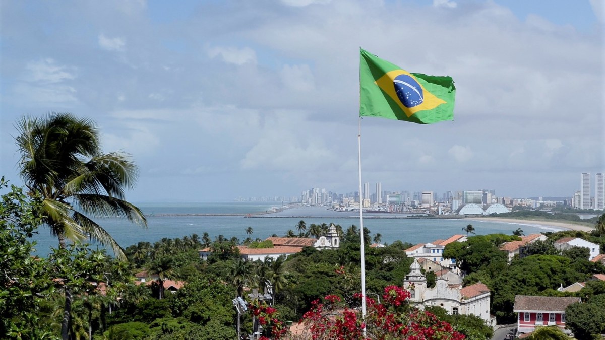 Essas escolhas estilísticas e astronômicas refletem um equilíbrio entre a precisão científica e a simbologia nacional, ressaltando a identidade do Brasil por meio de sua bandeira. Foto: Wikimedia Commons