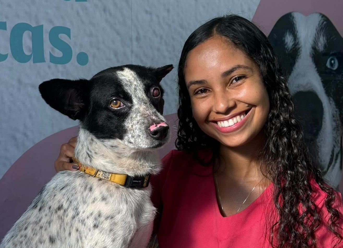 Branquelo e a veterinária Alice Soares, em foto tirada nesta quarta (5/2)/Divulgação