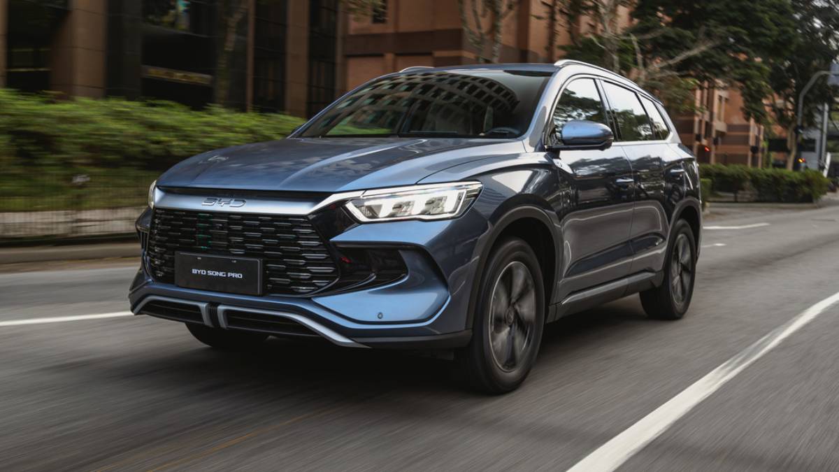 BYD Song O SUV híbrido chinês surpreendeu com crescimento de 45,3%, consolidando a ascensão da BYD no mercado global.