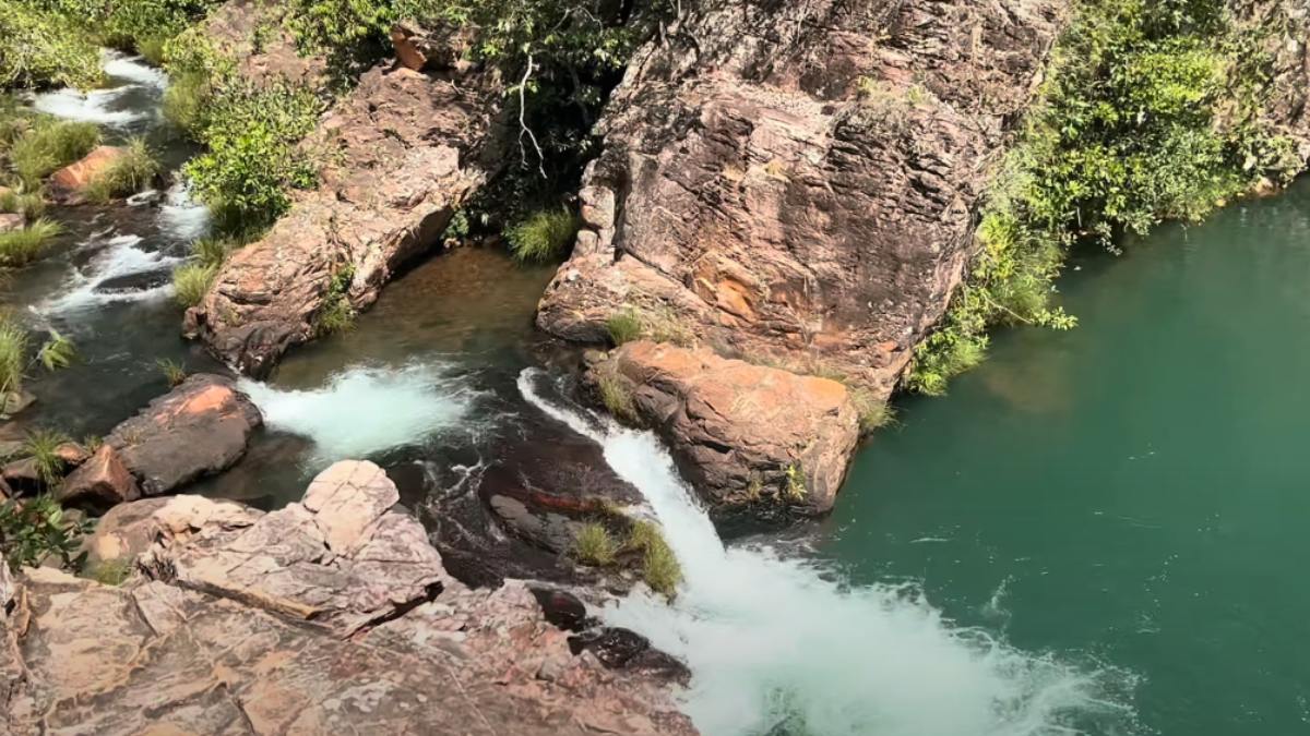 A Cachoeira Capivara é uma joia escondida. Suas águas cristalinas e poços profundos são um convite ao mergulho.