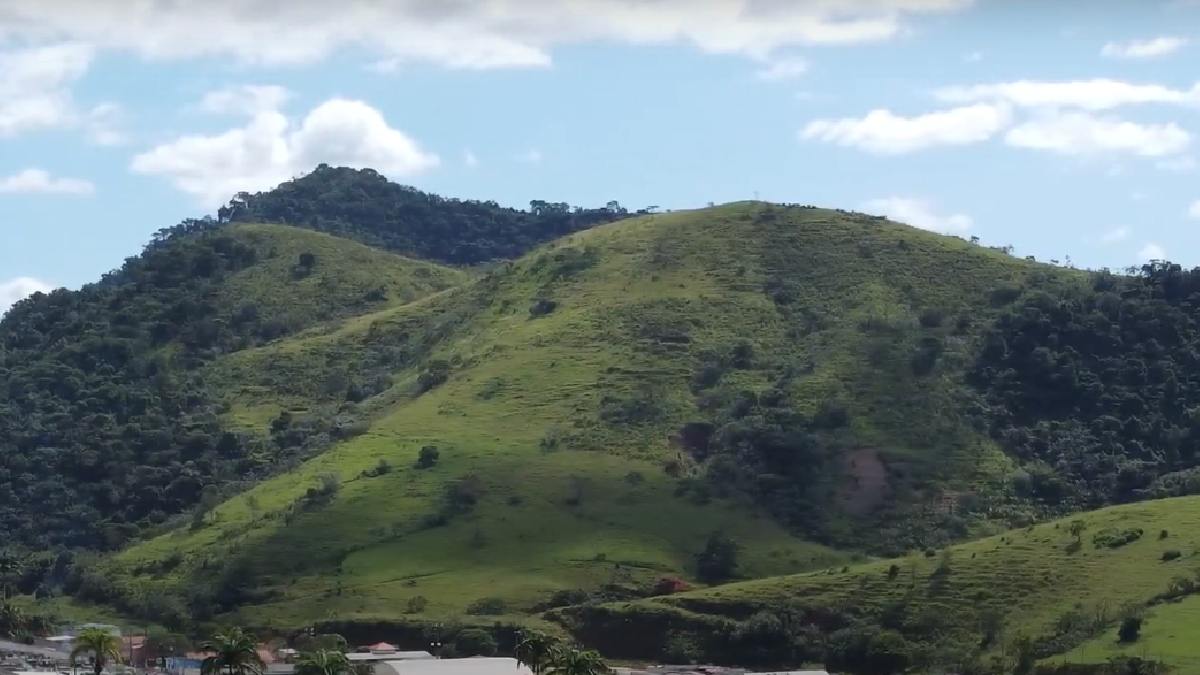 O Pico do Tira Chapéu, a 2.088 metros de altitude, oferece uma vista espetacular. Ver o nascer e o pôr do sol lá do alto é uma experiência única.