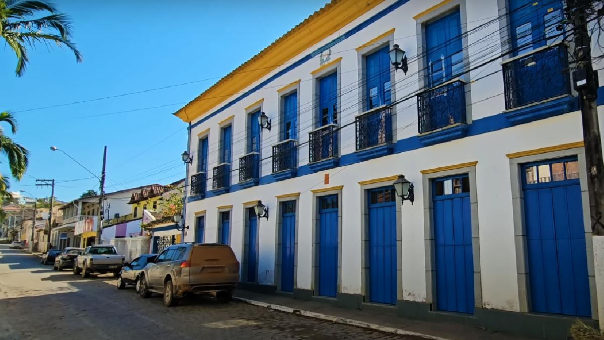 Os mais aventureiros podem explorar a Trilha do Ouro, um caminho histórico. Percorrê-la é reviver os tempos das expedições do século XIX.