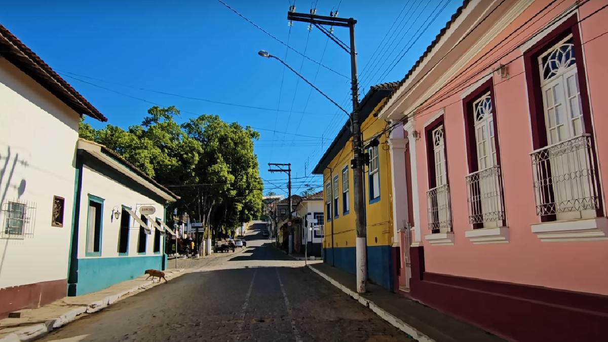 O turismo rural encanta com fazendas históricas que oferecem hospedagem. A arquitetura colonial e a culinária caseira tornam a experiência inesquecível.