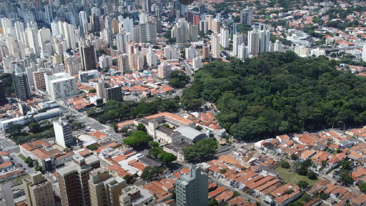 O aluguel em Campinas é um dos principais fatores que encarecem a vida na cidade. Um apartamento de 45m² em uma área nobre pode custar mais de R$ 3.500.