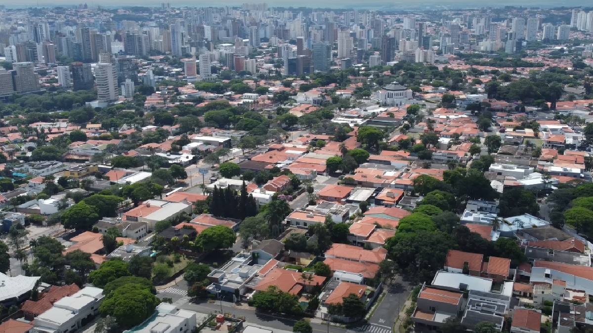 A localização estratégica de Campinas facilita o acesso a rodovias importantes e à capital paulista. Isso torna a cidade um ponto atrativo para empresas e profissionais. (Fotos: Reprodução/Youtube/Drone 4K)