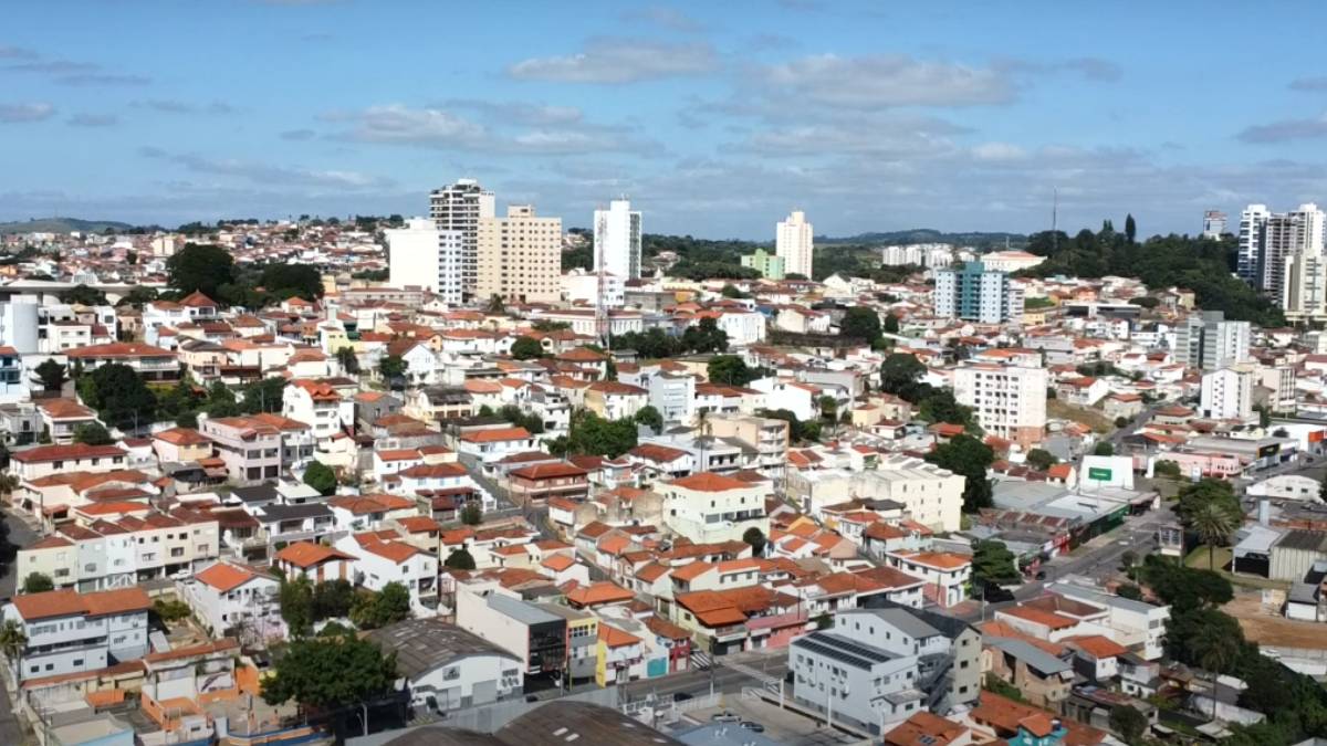 Os bares e restaurantes da cidade oferecem pratos criativos com linguiça, acompanhados de chopp artesanal.