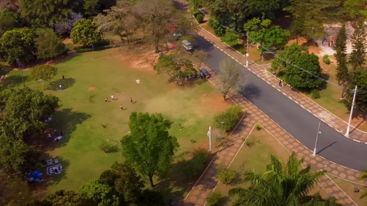 A forte presença da indústria gera empregos qualificados e altos salários. Isso reflete diretamente na arrecadação municipal e nos investimentos locais.