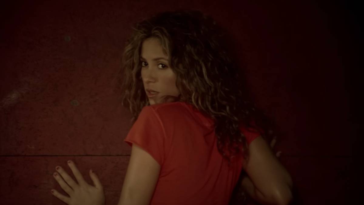 Shakira no clipe de Hips Don't Lie, um dos maiores sucessos da sua carreira (Youtube).