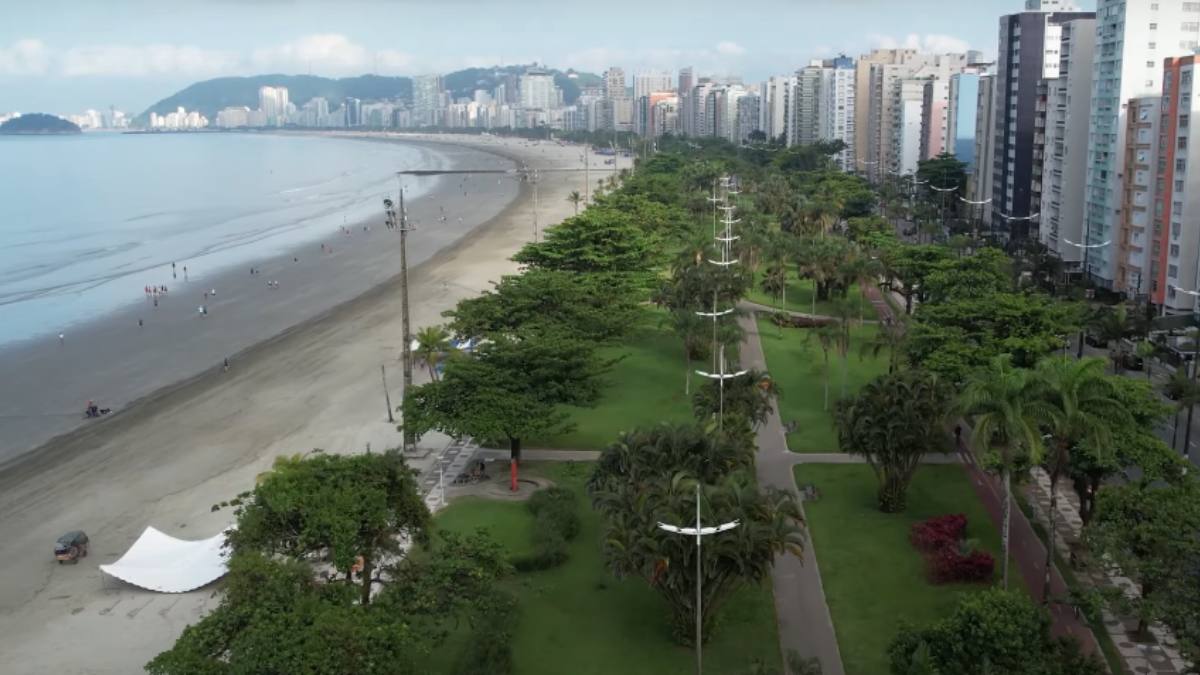 O paisagismo do jardim é planejado com plantas de diferentes alturas. Isso cria uma composição harmoniosa e colorida que encanta turistas e moradores.