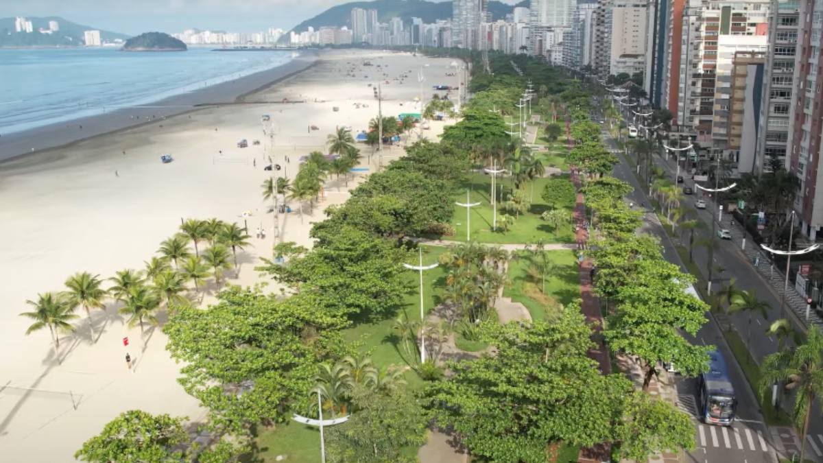 Além da equipe regular, o jardim conta com o apoio de reeducandos de um projeto social. Eles ajudam na manutenção, contribuindo para a preservação do local.