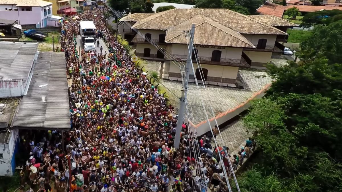Mais de 25 blocos desfilam pelas ruas da cidade durante a festa. Alguns dos mais tradicionais são o Bloco do Juca Teles e o Bloco do Saci.