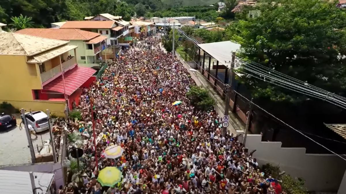Além dos blocos, há shows, barracas de comida e uma atmosfera festiva. As marchinhas ecoam pelas ruas e ficam na memória dos foliões.