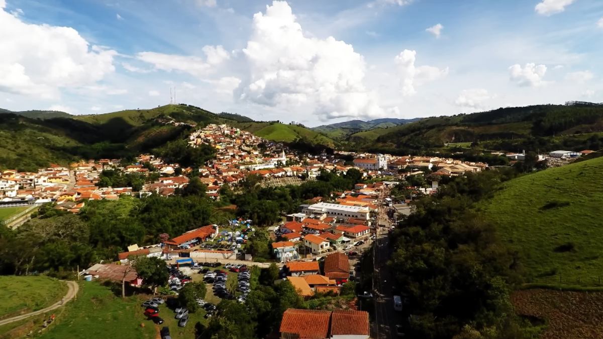 Para chegar, o trajeto mais comum é pela Rodovia Presidente Dutra até Taubaté. Depois, basta seguir pela SP-383 até São Luiz do Paraitinga.