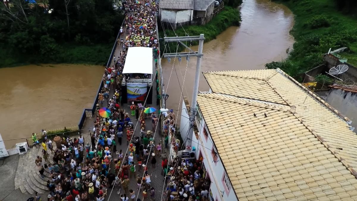 Hospedagem deve ser reservada com antecedência, pois a cidade fica lotada. Há opções como pousadas, campings e aluguel de casas para grupos. (Fotos: Reprodução/Youtube)