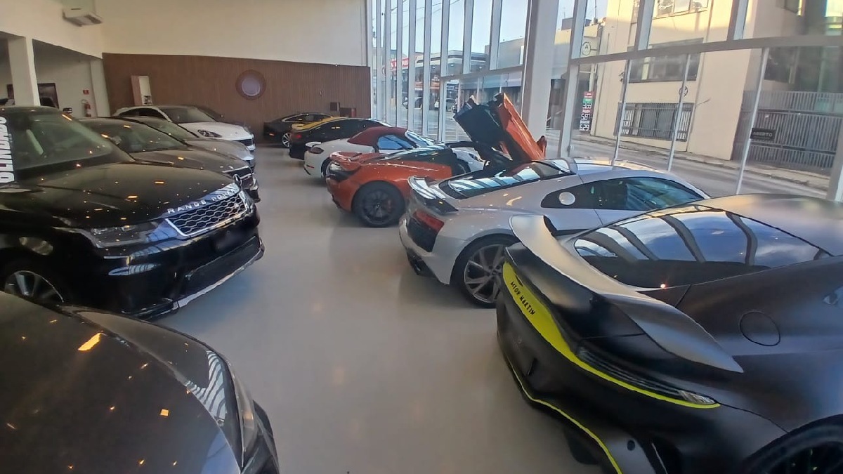 Carros foram apreendidos em uma loja de Alphaville. Divulgação/SSP