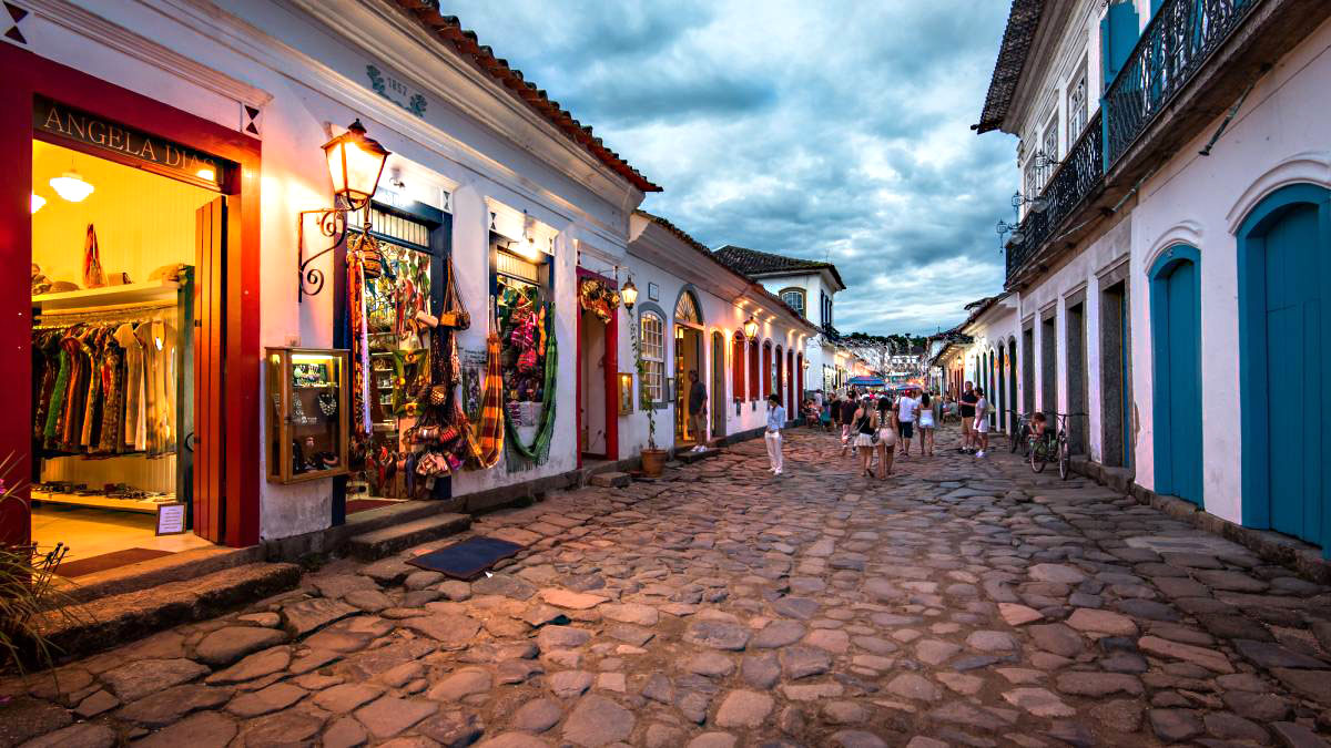 Paraty: A cerca de 270 quilômetros da capital paulista e a única cidade carioca presente na lista, Paraty apresenta inúmeras belezas aos turistas. É um lugar singelo, com ritmo próprio, onde culturas tradicionais convivem com a arquitetura colonial e o conforto da modernidade, em um cenário paradisíaco - (Dabldy)