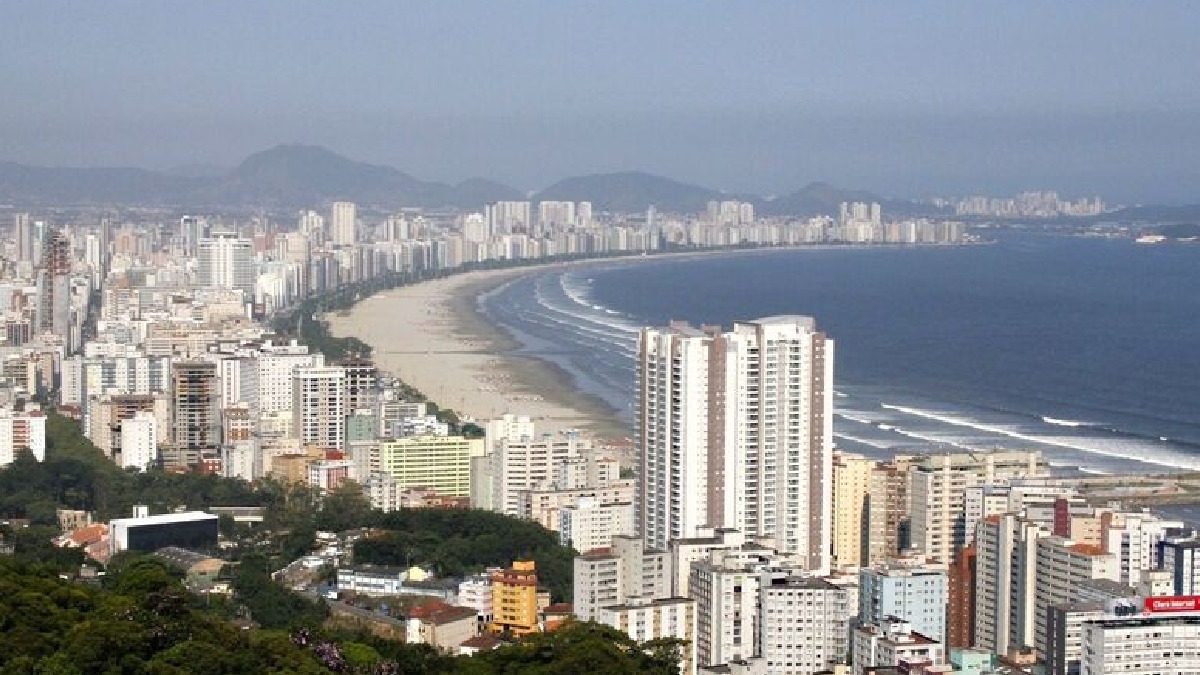 A cidade de Santos, no litoral de São Paulo, é uma das melhores cidades do Brasil para aposentados. Ela é a terceira no ranking geral, sendo a única que marca presença entre as cinco melhores em todas as edições desde 2017 - (Marcos Santos/USP Imagens)