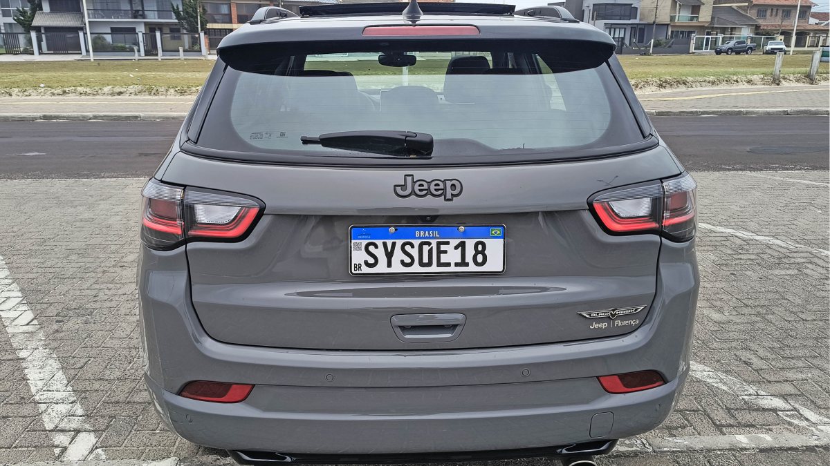 Segundo a Jeep, o SUV de 1.720 quilos acelera de zero a 100 km/h em 6,3 segundos e pode chegar à velocidade de 228 km/h. /Foto: Gabriel Dias