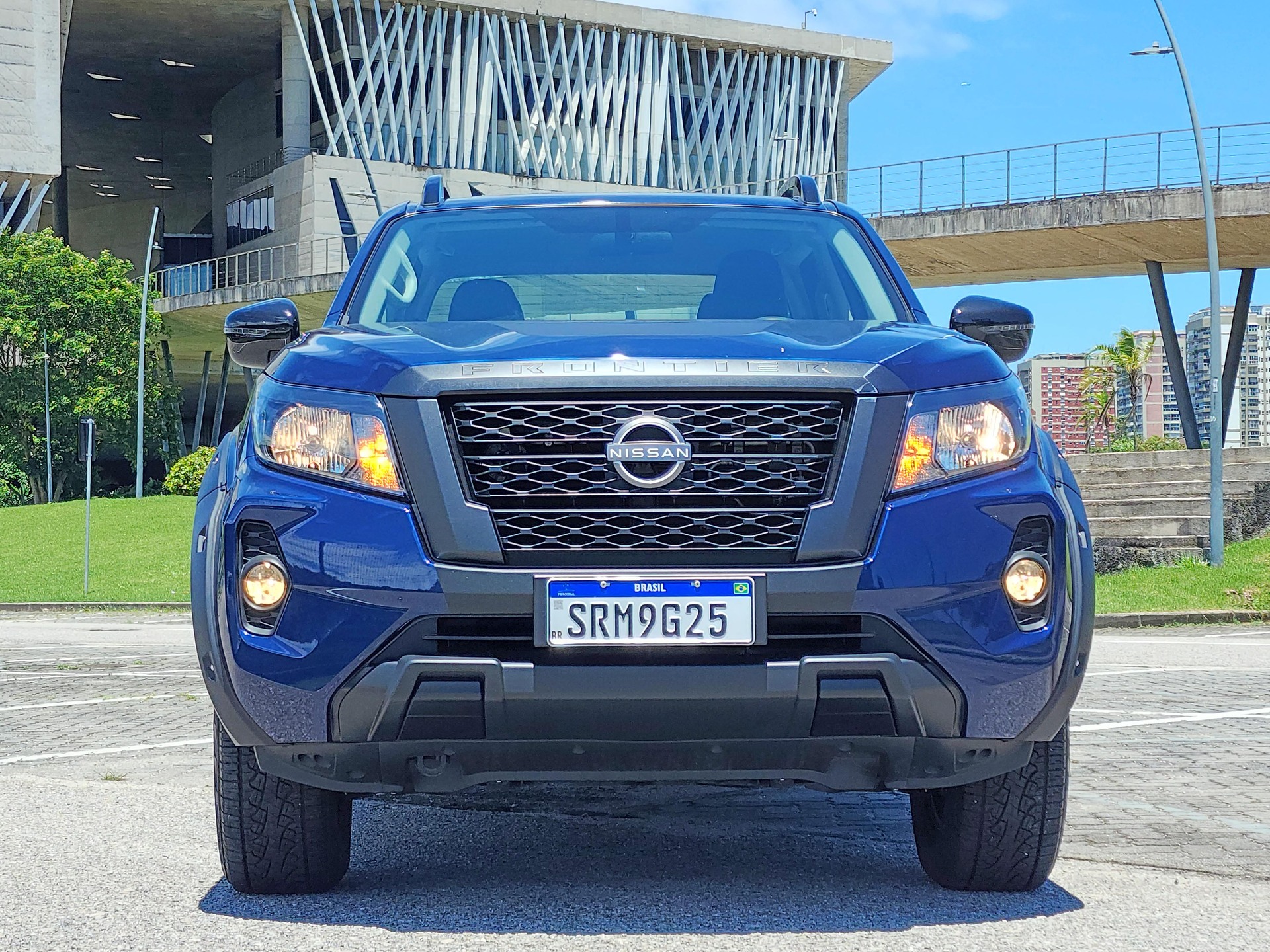 Os faróis halógenos agregam projetores de leds quádruplos com luz de circulação diurna em forma de "C" apenas a partir da XE os faróis e as lanternas passam a ser full-led. Foto: Luiza Kreitlon/AutoMotrix