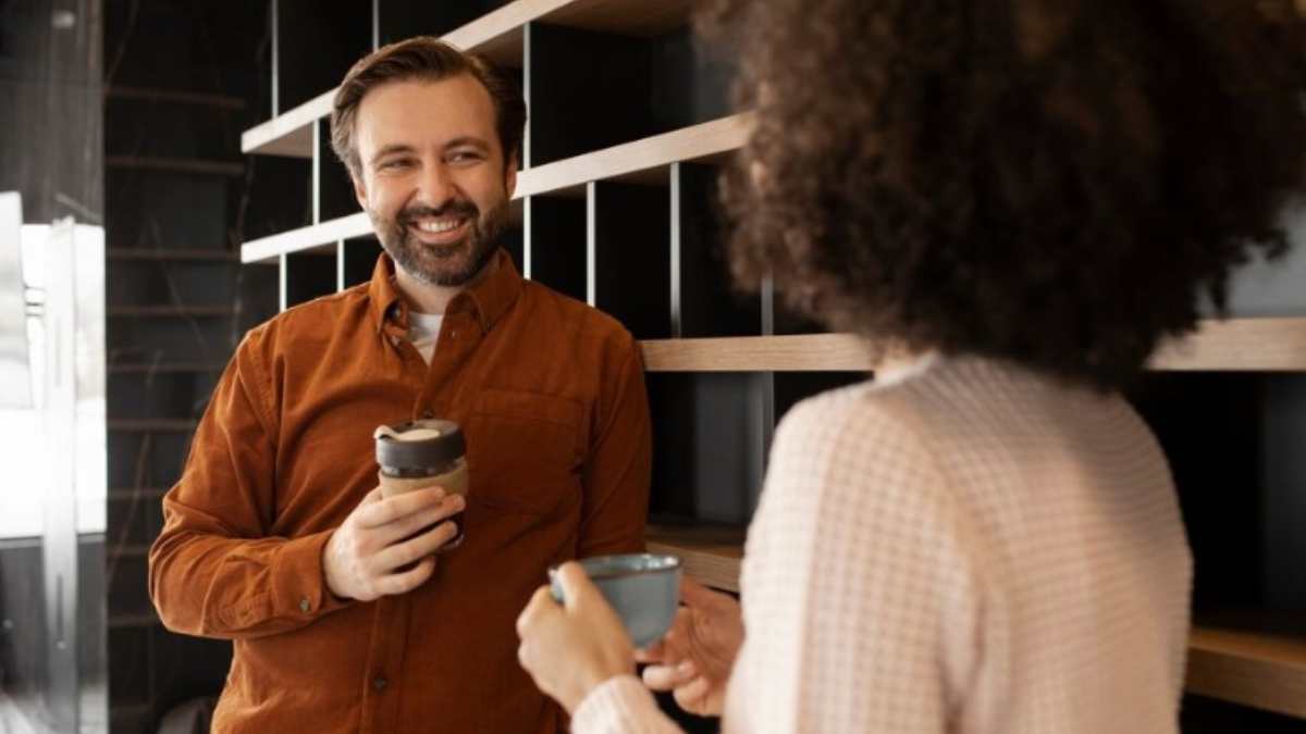 Trent Innes, líder da SiteMinder, utiliza o "teste da xícara" durante entrevistas. Ele observa se o candidato devolve a xícara ao final da reunião.